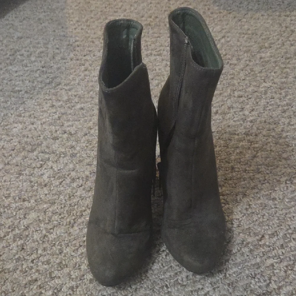 Elegant Brown Ankle Boots with Floral Detail - Picture 2 of 5